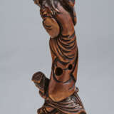 A CARVED WOOD NETSUKE OF ONI STANDING ON WATANABE NO TSUNA - photo 2