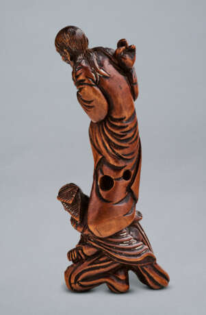 A CARVED WOOD NETSUKE OF ONI STANDING ON WATANABE NO TSUNA - photo 2