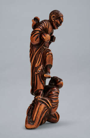 A CARVED WOOD NETSUKE OF ONI STANDING ON WATANABE NO TSUNA - photo 3