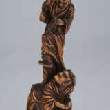 A CARVED WOOD NETSUKE OF ONI STANDING ON WATANABE NO TSUNA - photo 4