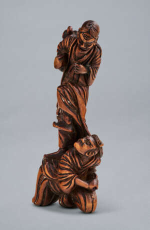 A CARVED WOOD NETSUKE OF ONI STANDING ON WATANABE NO TSUNA - photo 4