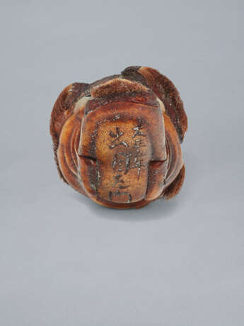 A STAG ANTLER NETSUKE OF AN OLD MAN (OKINA) MASK - photo 3