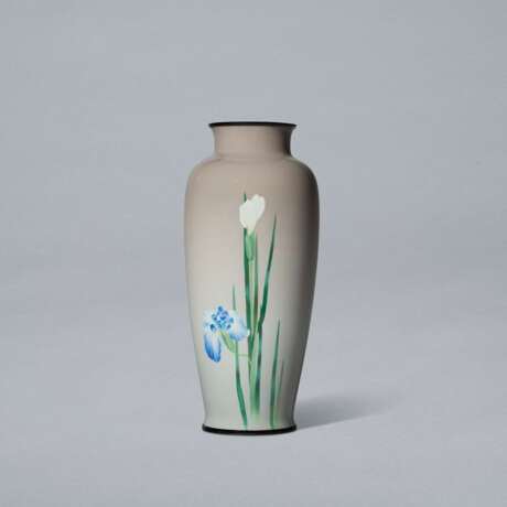 A CLOISONN&#201; ENAMEL VASES WITH IRISES - Foto 1