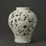 A WHITE PORCELAIN DOUBLE-WALLED RETICULATED JAR WITH PEONIES - Foto 6