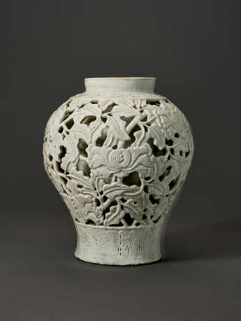 A WHITE PORCELAIN DOUBLE-WALLED RETICULATED JAR WITH PEONIES - Foto 6