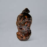 A LACQUERED AND CARVED WOOD NETSUKE OF HEAD OF A NIO - photo 3