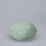 A LARGE LOBED CELADON BOWL WITH INCISED PEONY - Foto 1