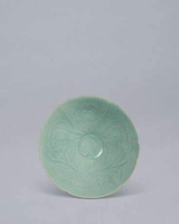 A LARGE LOBED CELADON BOWL WITH INCISED PEONY - Foto 2