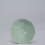 A LARGE LOBED CELADON BOWL WITH INCISED PEONY - Foto 2