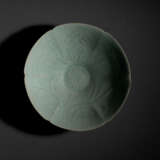 A LARGE LOBED CELADON BOWL WITH INCISED PEONY - Foto 3