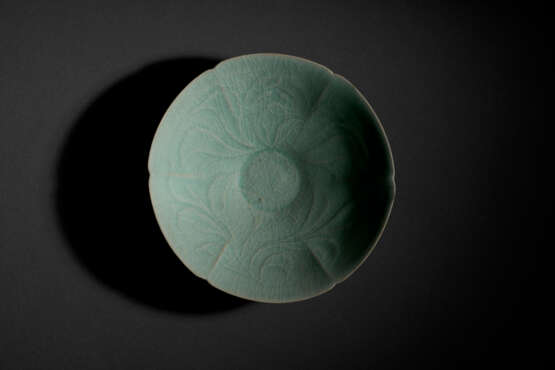 A LARGE LOBED CELADON BOWL WITH INCISED PEONY - Foto 3