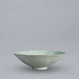 A LARGE LOBED CELADON BOWL WITH INCISED PEONY - Foto 4