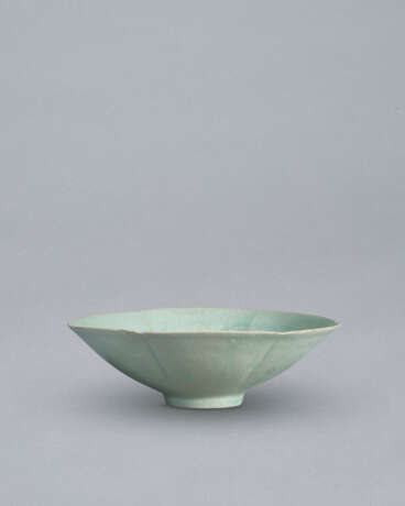 A LARGE LOBED CELADON BOWL WITH INCISED PEONY - Foto 4