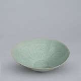 A LARGE LOBED CELADON BOWL WITH INCISED PEONY - Foto 5