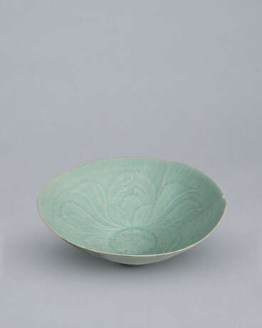 A LARGE LOBED CELADON BOWL WITH INCISED PEONY - Foto 5