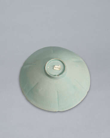 A LARGE LOBED CELADON BOWL WITH INCISED PEONY - Foto 6