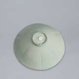 A LARGE LOBED CELADON BOWL WITH INCISED PEONY - Foto 6