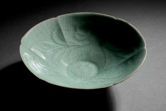 A LARGE LOBED CELADON BOWL WITH INCISED PEONY - Foto 8