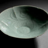 A LARGE LOBED CELADON BOWL WITH INCISED PEONY - Foto 8