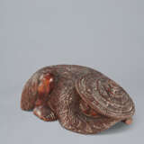 A CARVED WOOD NETSUKE OF A RONIN LAYING IN AMBUSH - photo 3