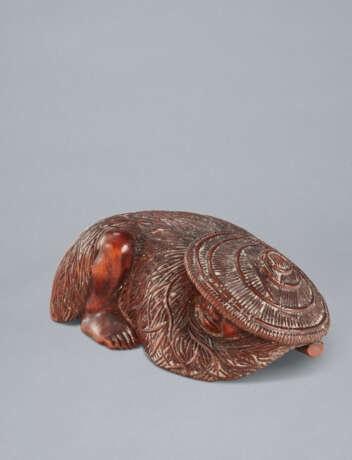 A CARVED WOOD NETSUKE OF A RONIN LAYING IN AMBUSH - photo 3