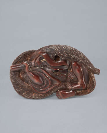 A CARVED WOOD NETSUKE OF A RONIN LAYING IN AMBUSH - photo 4