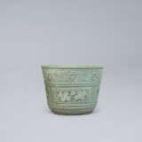 AN IMPORTANT SLIP-INLAID CELADON STONEWARE JARDINIER - Foto 1