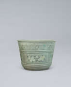 Corée. AN IMPORTANT SLIP-INLAID CELADON STONEWARE JARDINIER