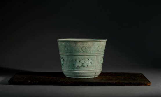 AN IMPORTANT SLIP-INLAID CELADON STONEWARE JARDINIER - Foto 2