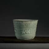 AN IMPORTANT SLIP-INLAID CELADON STONEWARE JARDINIER - Foto 2