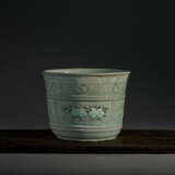 AN IMPORTANT SLIP-INLAID CELADON STONEWARE JARDINIER - Foto 3