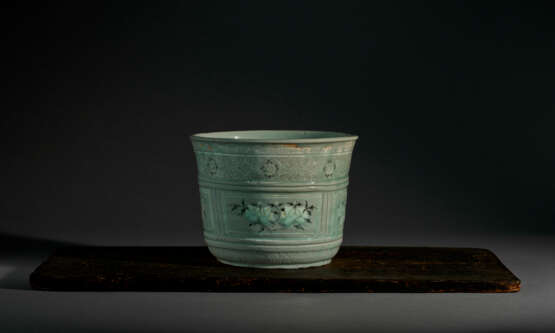 AN IMPORTANT SLIP-INLAID CELADON STONEWARE JARDINIER - Foto 3