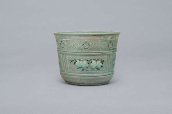 AN IMPORTANT SLIP-INLAID CELADON STONEWARE JARDINIER - Foto 4