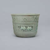 AN IMPORTANT SLIP-INLAID CELADON STONEWARE JARDINIER - Foto 4