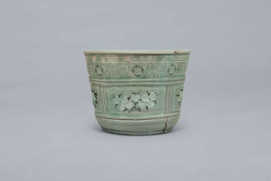 AN IMPORTANT SLIP-INLAID CELADON STONEWARE JARDINIER - Foto 5