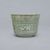 AN IMPORTANT SLIP-INLAID CELADON STONEWARE JARDINIER - Foto 5