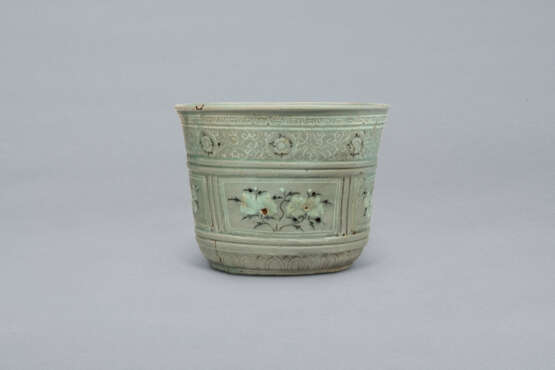 AN IMPORTANT SLIP-INLAID CELADON STONEWARE JARDINIER - Foto 6