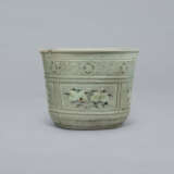 AN IMPORTANT SLIP-INLAID CELADON STONEWARE JARDINIER - Foto 6