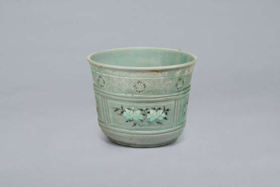 AN IMPORTANT SLIP-INLAID CELADON STONEWARE JARDINIER - Foto 7