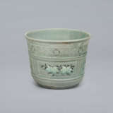 AN IMPORTANT SLIP-INLAID CELADON STONEWARE JARDINIER - Foto 7