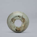 AN IMPORTANT SLIP-INLAID CELADON STONEWARE JARDINIER - Foto 8