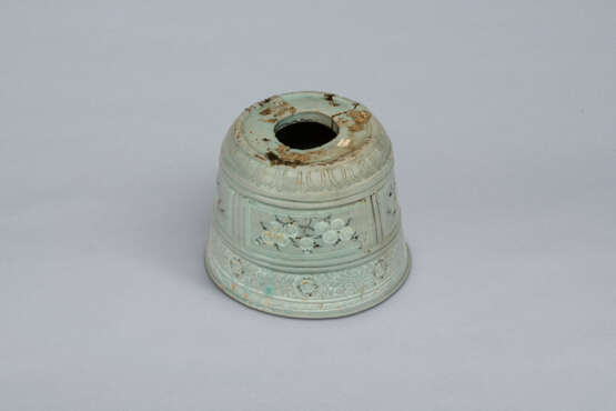 AN IMPORTANT SLIP-INLAID CELADON STONEWARE JARDINIER - Foto 9