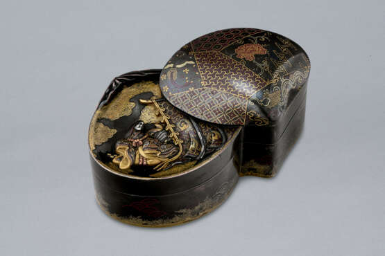 A SOFT-METAL-INLAID SHIBUICHI BOX AND COVER IN SHAPE OF A SHELL - Foto 1