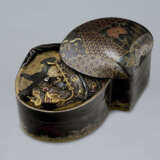 A SOFT-METAL-INLAID SHIBUICHI BOX AND COVER IN SHAPE OF A SHELL - Foto 1