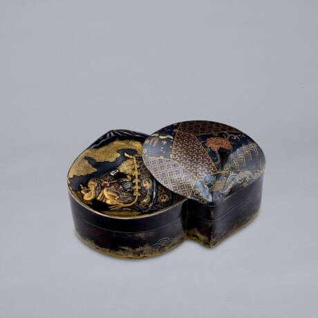 A SOFT-METAL-INLAID SHIBUICHI BOX AND COVER IN SHAPE OF A SHELL - Foto 2