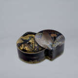 A SOFT-METAL-INLAID SHIBUICHI BOX AND COVER IN SHAPE OF A SHELL - Foto 2