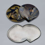 A SOFT-METAL-INLAID SHIBUICHI BOX AND COVER IN SHAPE OF A SHELL - Foto 3