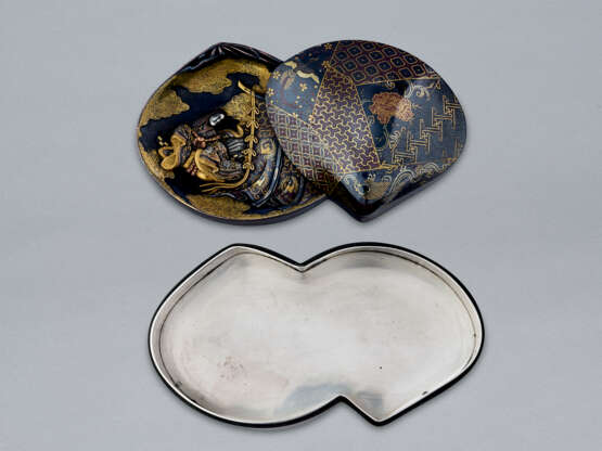 A SOFT-METAL-INLAID SHIBUICHI BOX AND COVER IN SHAPE OF A SHELL - Foto 3