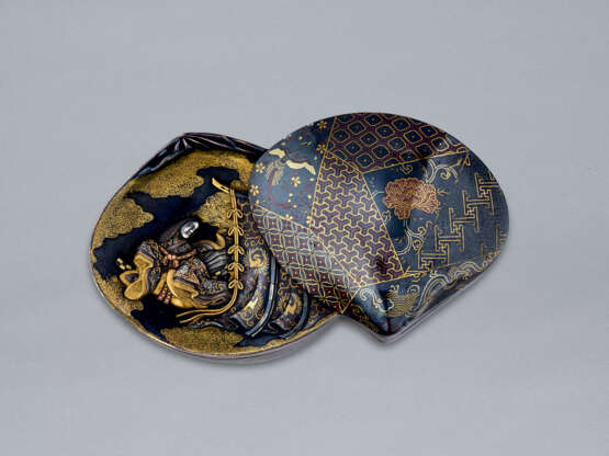 A SOFT-METAL-INLAID SHIBUICHI BOX AND COVER IN SHAPE OF A SHELL - Foto 4