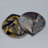 A SOFT-METAL-INLAID SHIBUICHI BOX AND COVER IN SHAPE OF A SHELL - Foto 4